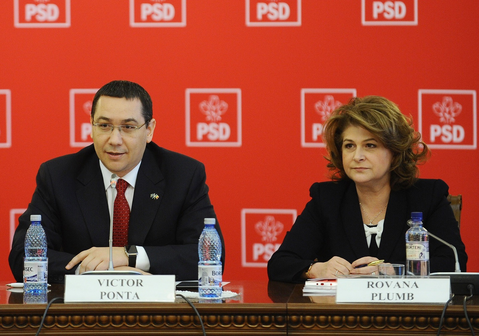 Victor Ponta, printre primii utilizatori Apple Watch in Romania. Cat costa modelul ales de premier