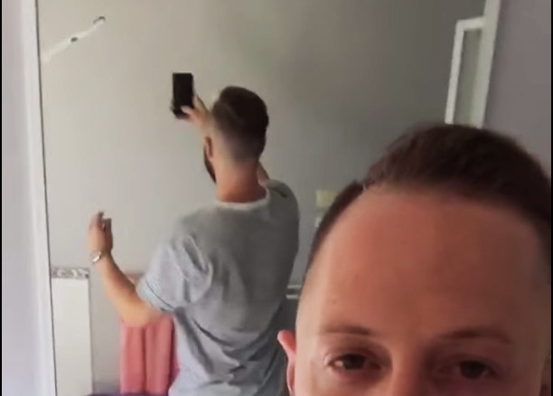 iLikeIT. Viralul saptamanii: tanarul care arunca PERFECT la cos orice obiect fara macar sa se uite