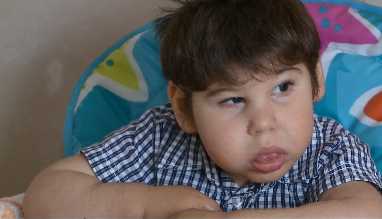 In ajutorul lui Dominic, baietelul de trei ani care se lupta cu o boala rara