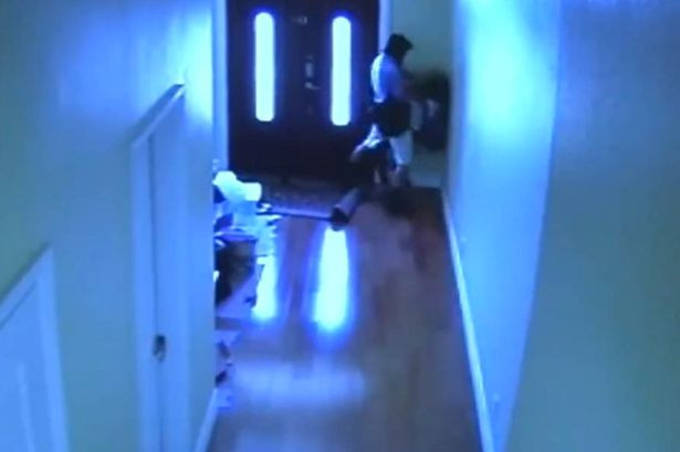 A intrat peste ea in casa si a incercat sa o violeze. "Am incercat sa inchid usa, dar a reusit sa treaca"