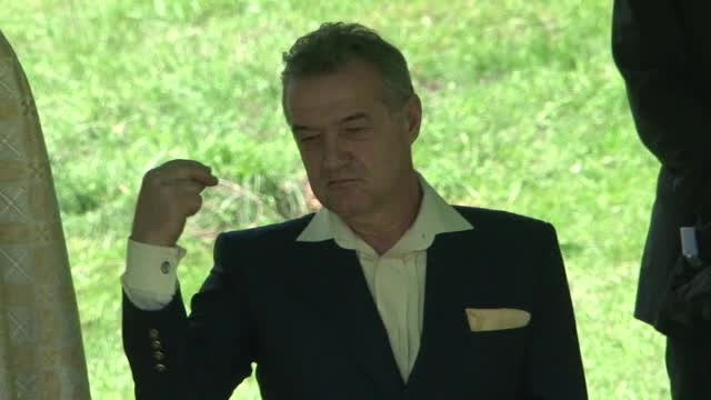 Promisiunea facuta de Becali in inchisoare pe care a indeplinit-o la mormantul lui Arsenie Boca. "Am plans cand am aflat"