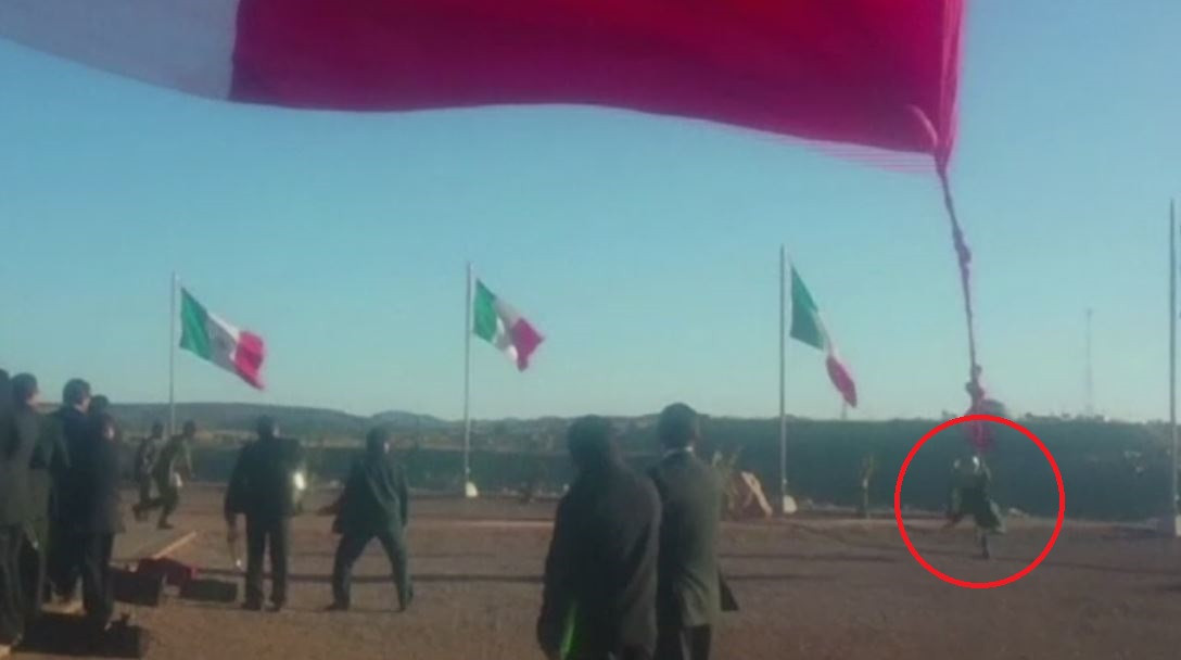 Scene socante la o parada militara din Mexic. Ce a patit un soldat dupa ce arma lui s-a prins intr-un steag urias. VIDEO