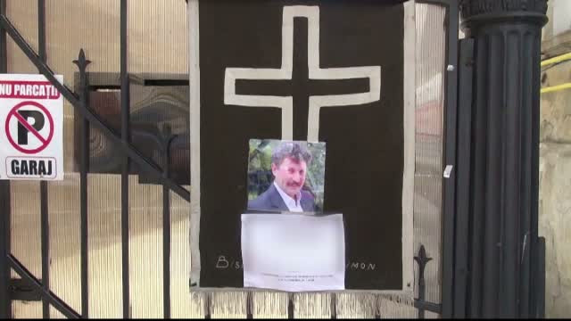 Rudele barbatului mort dupa ce a cazut de la etajul 5 al unui hotel se pregatesc de inmormantare. Ce spun vecinii familiei