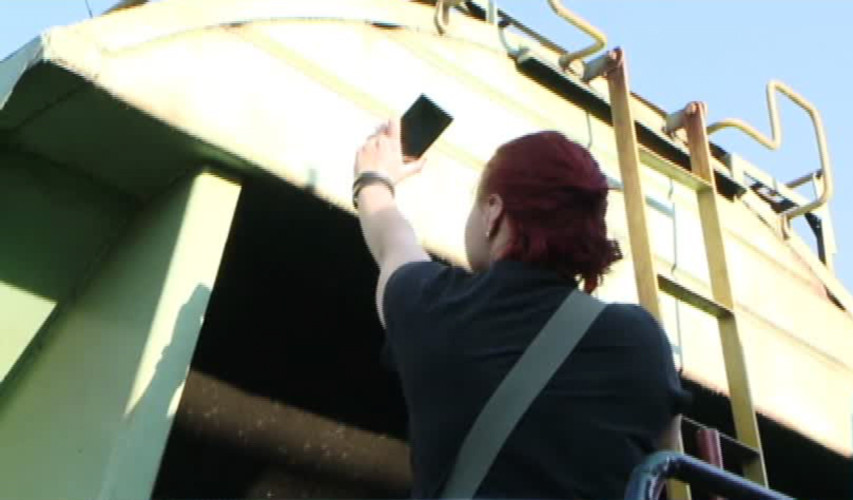 Momentul in care doua tinere s-au eletrocutat in timp ce-si faceau un selfie, FILMAT. Una dintre fete a murit in spital