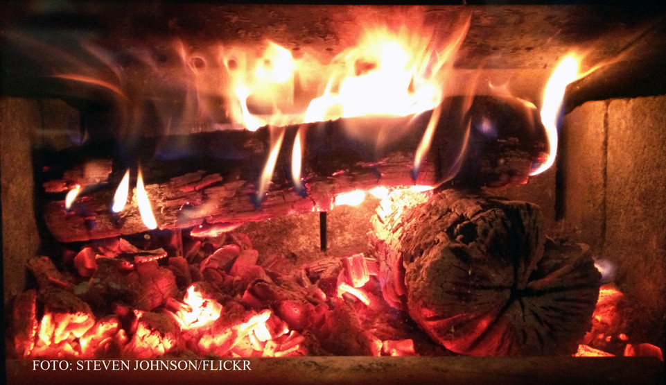 Doi copii erau sa arda de vii din cauza unei sobe improvizate. Casa a luat foc in vreme ce mama lor plecase dupa apa