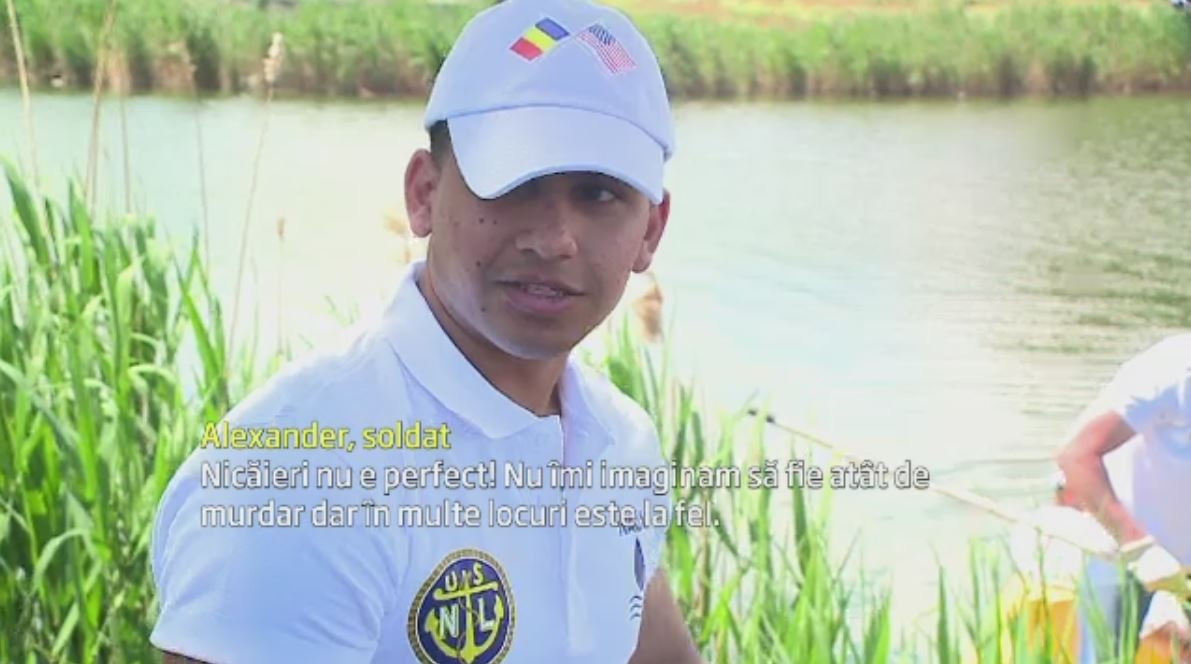 Explicatiile constantenilor care au privit nepasatori cum soldatii americani le curata orasul de gunoi. "Pai ce sa facem?"