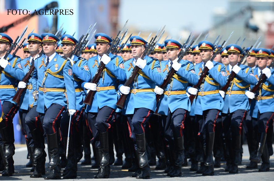 soldati sarbi din batalionul de Garda la parada de Ziua Victoriei din Moscova
