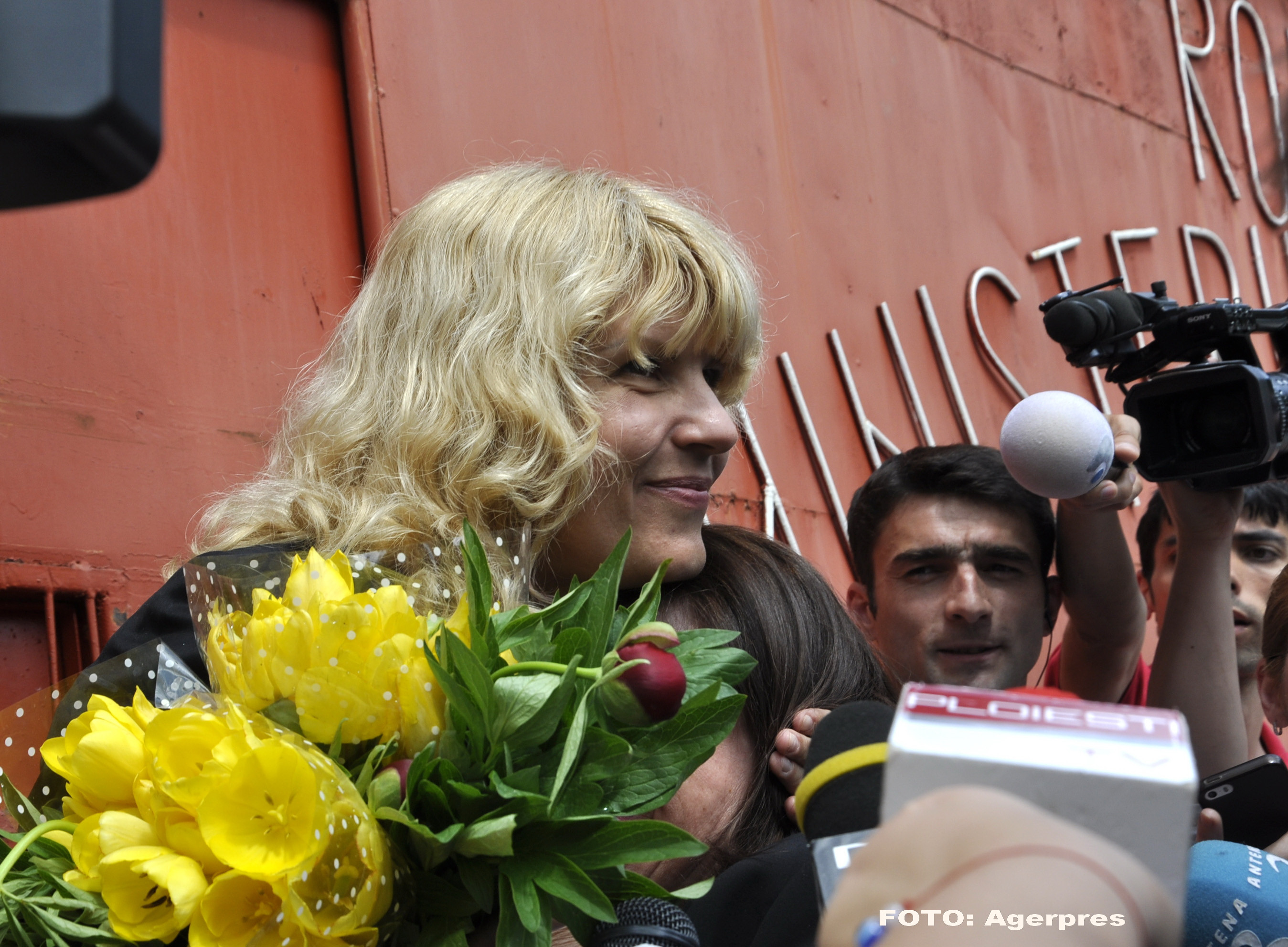 Elena Udrea, primul mesaj de acasa: "Surprinzator cum uiti unele obisnuinte, in ce directie se roteste robinetul de la dus"