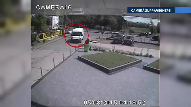 Jaf spectaculos intr-o parcare din Otopeni. Cum au fost furati 10.000 de euro dintr-o masina, fara ca usile sa fie sparte