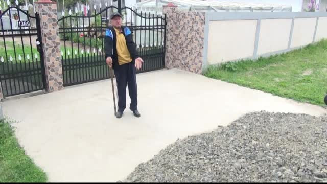 Tragi-comedie intr-un sat din Galati. De ce s-au impartit localnicii in doua tabere si se cearta, dupa asfaltarea unui drum