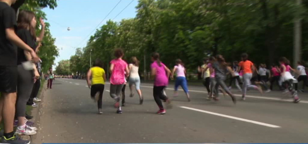 "Cursa tocilarilor", la Ploiesti. O eleva si-a facut ochelari, desi vedea perfect, ca sa poata sa participe