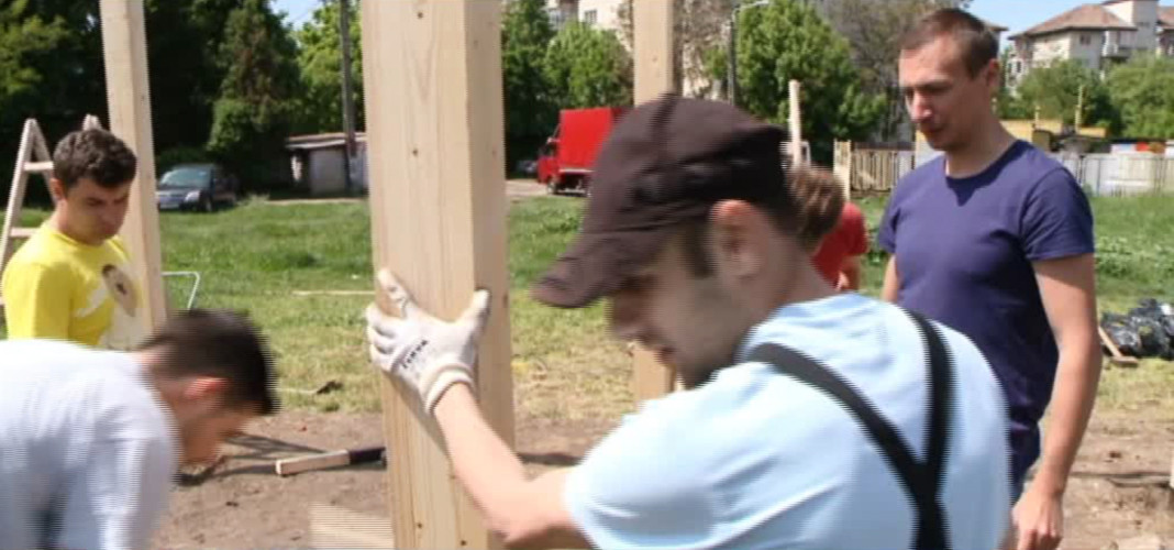 Studentii din Timisoara construiesc spatii de picnic in locul Primariei. Localnic: "Ar fi trebuit sa le facem chiar noi"