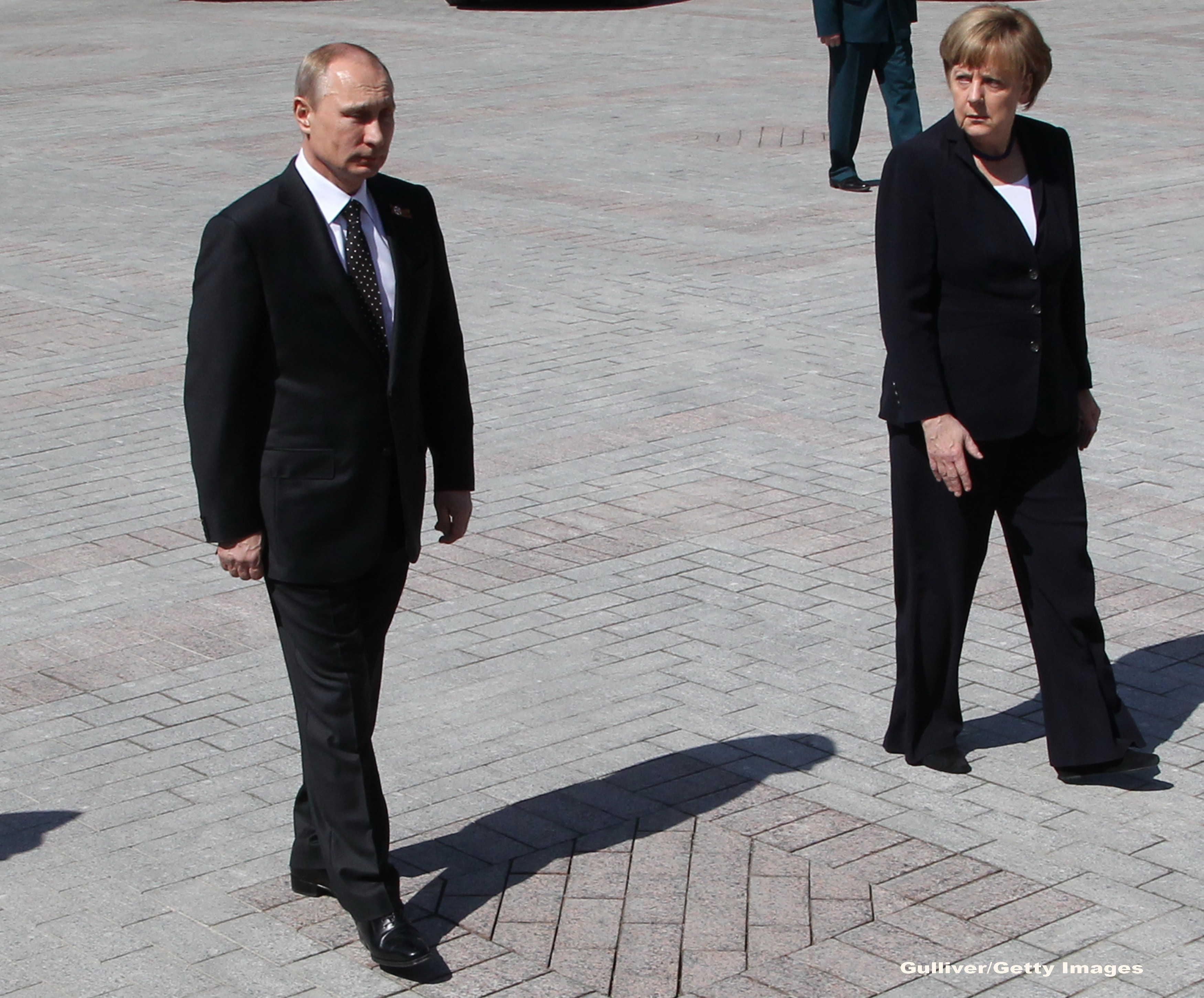 Angela Merkel a fost la Moscova sa depuna o coroana de flori pentru soldatii sovietici. Cancelarul german s-a vazut cu Putin