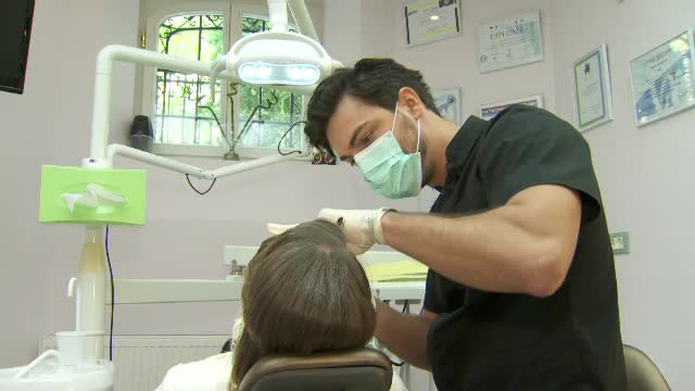 Povestea medicilor romani nevoiti sa faca naveta in Germania, Franta sau Emirate. Cat castiga un stomatolog pe Coasta de Azur