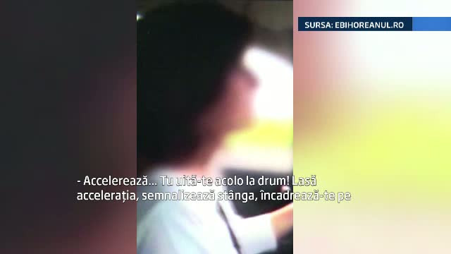 Un instructor auto din Oradea a lasat o fetita de 12 ani la volan si a filmat-o cum conduce. "Accelereaza, accelereaza!"