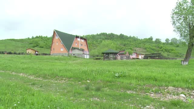 Camine de lux pentru batranii singuri din Romania: gradina, helesteu cu pesti si gratar. Cat costa aceste serviicii pe luna