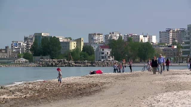 Turistii au inceput sa vina la mare, profitand de preturile inca mici. "Apa e cam rece, dar am spart gheata"