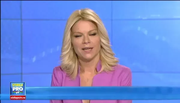 Studentii din Timisoara construiesc spatii de picnic in locul Primariei.