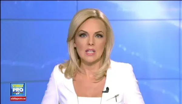 Un instructor auto din Oradea a lasat o fetita de 12 ani la volan si a filmat-o cum conduce. Accelereaza, accelereaza!