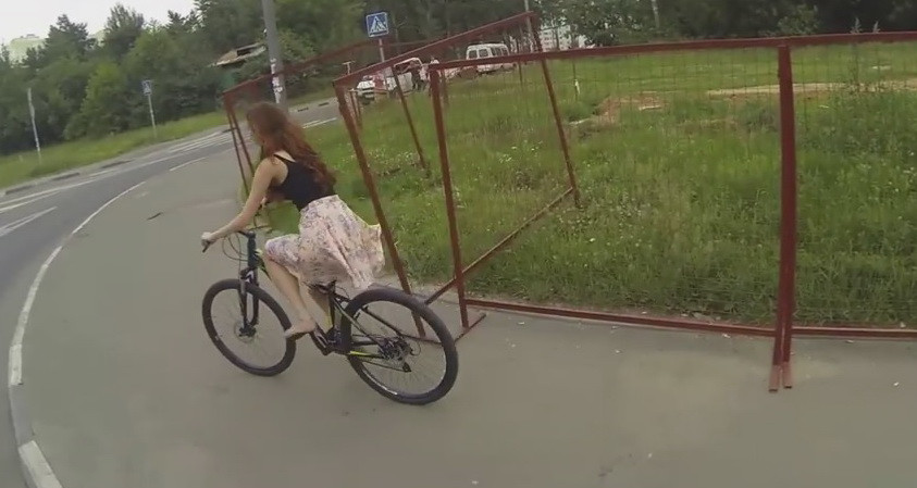 Cel mai norocos motociclist :) A vazut cum sa ramai doar in lenjerie intima in 2 secunde: VIDEO