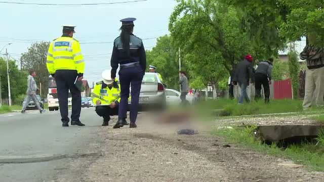 O femeie de 79 de ani a murit, dupa ce o masina a spulberat-o de pe acostamentul drumului. Explicatiile soferului vinovat