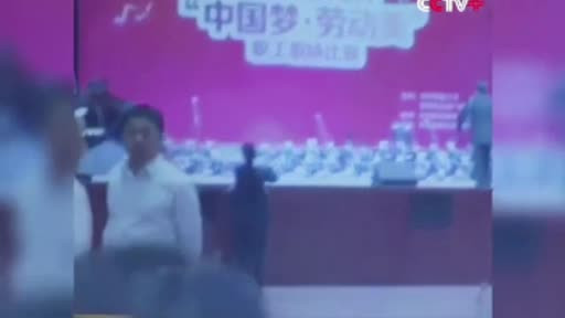 Momente socante in China. O scena pe care se aflau 80 de cantareti s-a prabusit, chiar in timpul repetitiilor. VIDEO