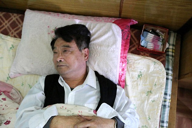 "Vorbesc singur si ma uit la poze". Pensionarul din China care a dat anunt la ziar pentru a fi adoptat