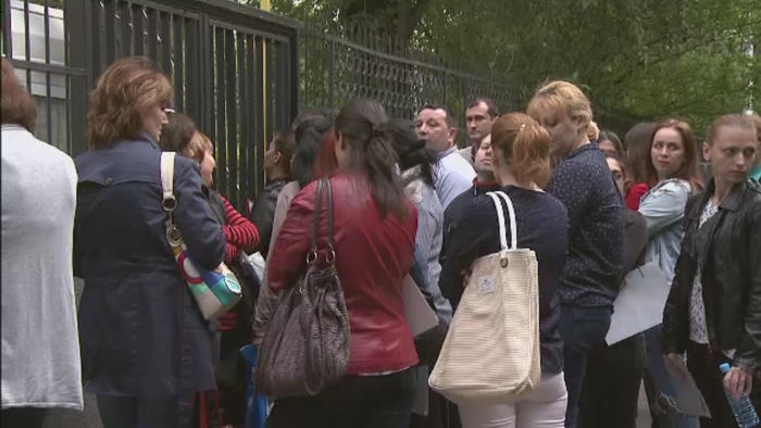 Cat se sta la coada pentru un loc la o gradinita buna. Noaptea alba a parintilor care s-au asezat in linie de la 4 dimineata