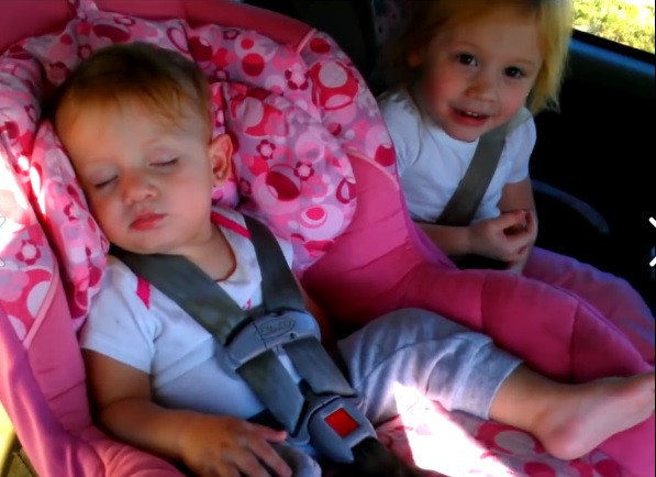 Reactia unui copil cand isi aude melodia preferata in masina. VIDEO