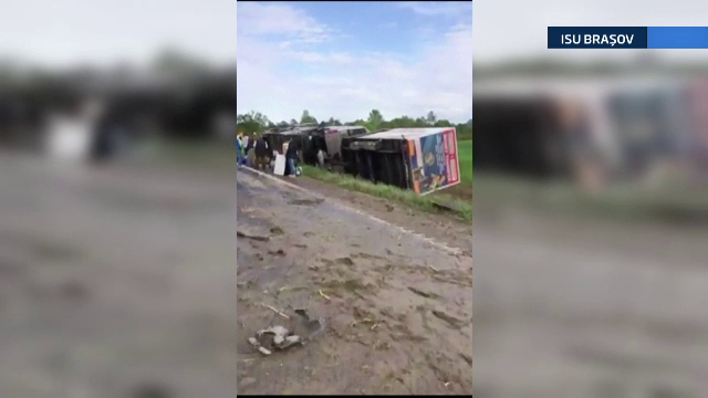 Un autocar cu 25 de turisti s-a rasturnat pe DN1, dupa ce a fost lovit de alt vehicul. Urmarile tragice ale accidentului