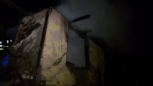 Un incendiu puternic a mistuit casa unui barbat de 55 de ani din Comarnic. Ce au descoperit pompierii dupa ce au stins focul