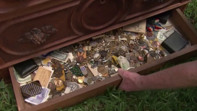 Un american a platit 100 de dolari pentru un dulap. E uluitor ce comoara a descoperit apoi in sertarul secret al comodei