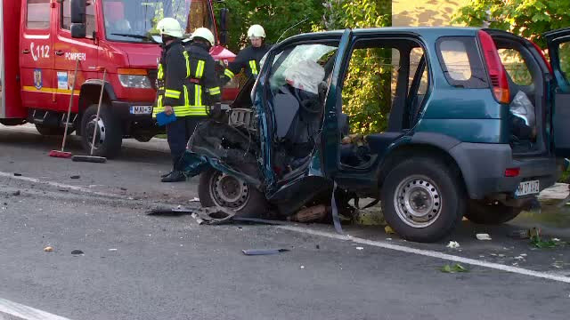 A intrat cu masina pe contrasens si a lovit un autobuz. Femeia care se afla la volan si o prietena au murit pe loc