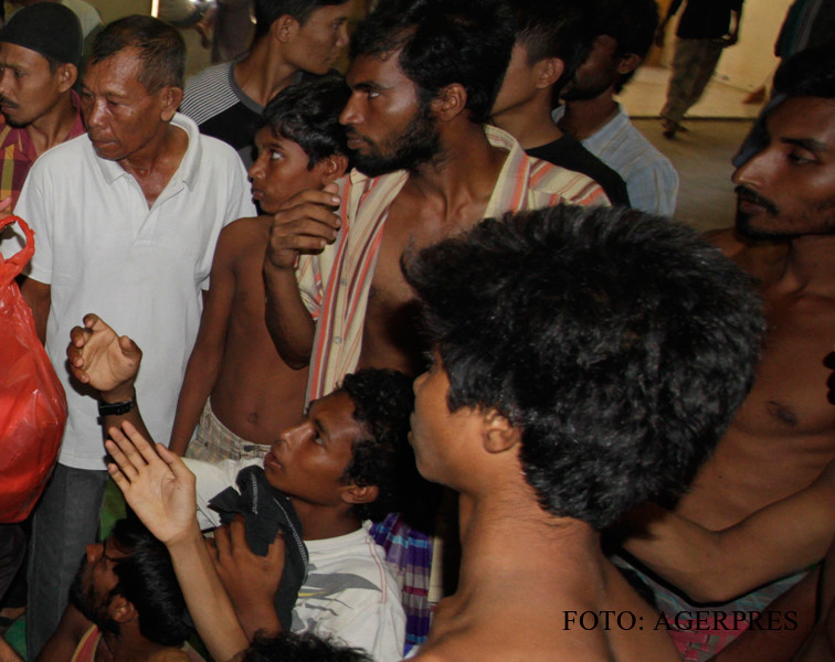 Sute de imigranti din Myanmar sunt de 3 zile in largul marii, fara mancare si apa. Tara care spune ca "nu e problema ei"