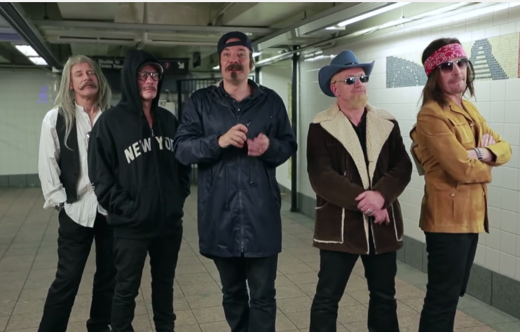 Este una dintre cele mai iubite trupe din lume, dar nu a recunoscut-o nimeni la metrou. Membrii U2, cu peruci si mustati