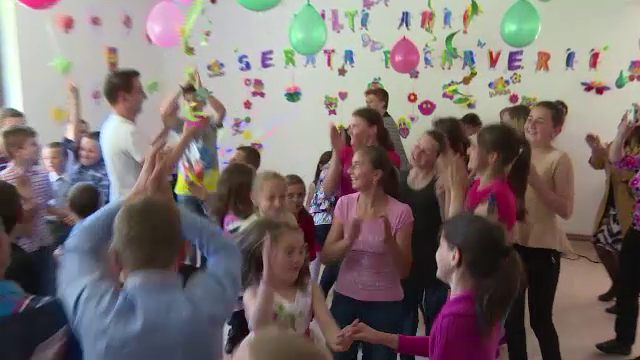 Satul in care copiii intra cu o luna mai devreme in vacanta de vara. "Duc vacile la munte, asta e traditia la noi"