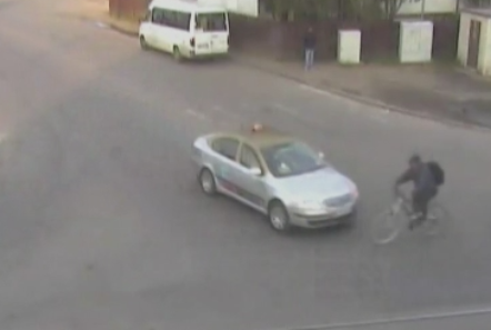 Accident filmat in Braila. Un biciclist care circula regulamentar a fost lovit in plin de soferita unui taximetru
