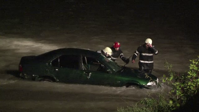 Doi tineri din Bistrita, la un pas de moarte dupa au plonjat cu masina in rau. Ambii ar fi consumat alcool si posibil droguri