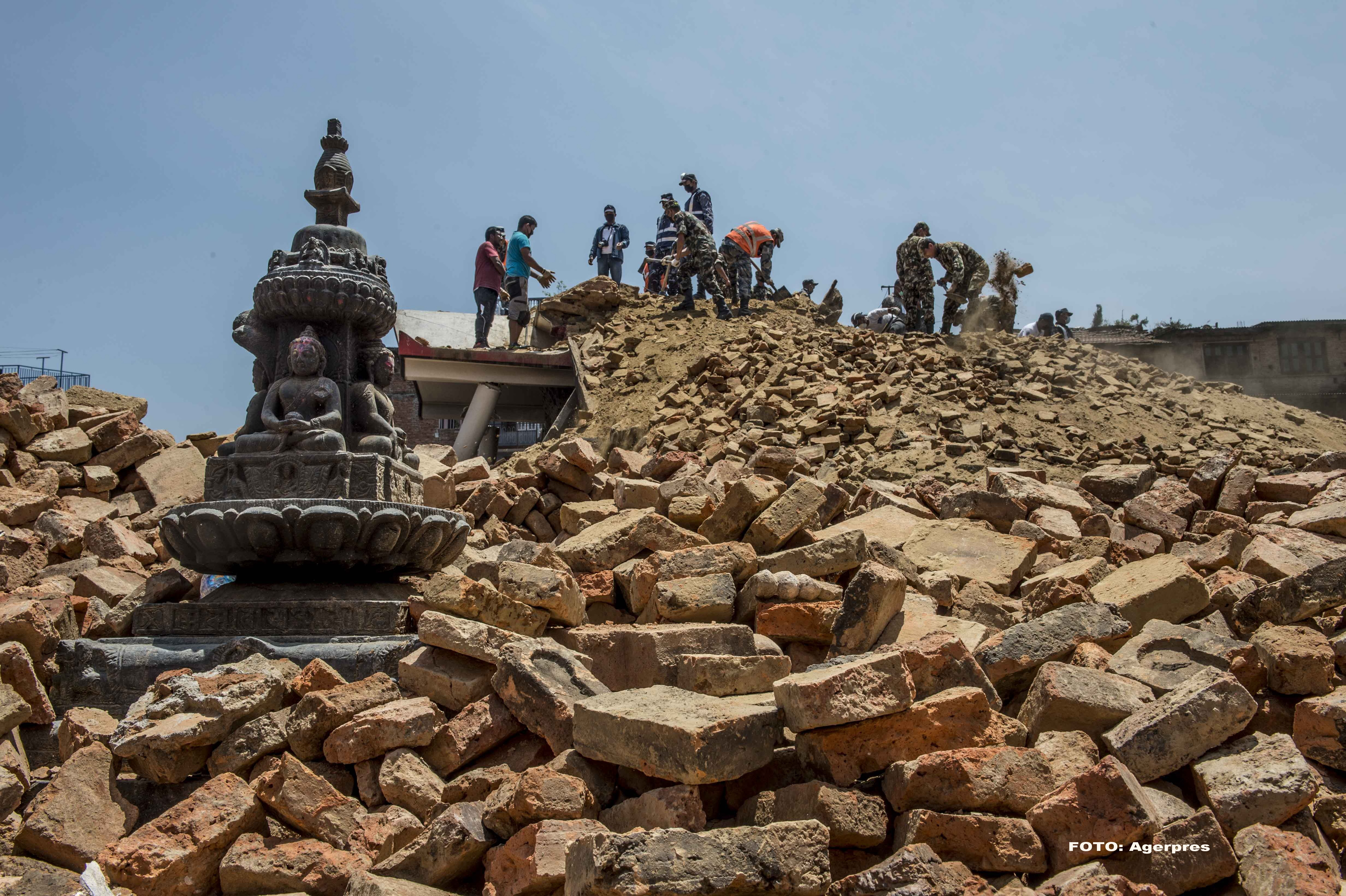 Ultimul bilant al cutremurului din Nepal: 83 de morti si 2.000 de raniti. Cautarile elicopterului SUA vor fi reluate joi