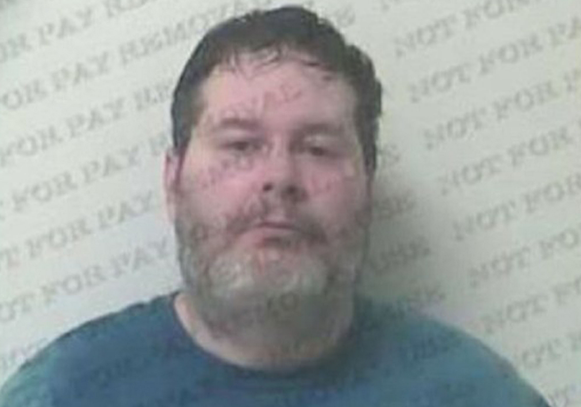 Un veteran de razboi din Georgia a fost arestat pentru ca a spart geamul unei masini. Barbatul incerca sa elibereze un caine