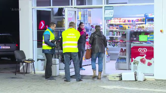 Patru indivizi cu cagule pe cap au jefuit o benzinarie din Prahova. Hotii au fugit cu 400 de lei, tigari si bere de pe raft