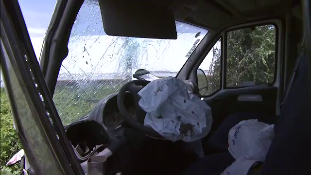 Un sofer a murit dupa ce a incercat o depasire periculoasa. Masina lui a lovit trei microbuze, ranind 4 persoane