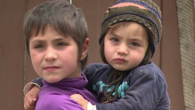 Sapte copii din Prahova traiesc intr-o casa atat de darapanata incat s-ar putea prabusi pe ei. Cum ii ajuta elevii voluntari