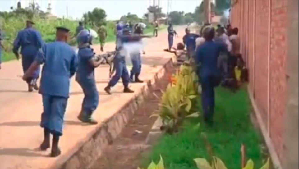 Proteste violente in Burundi. O politista a fost batuta si lovita cu pietre dupa ce a impuscat un manifestant din senin