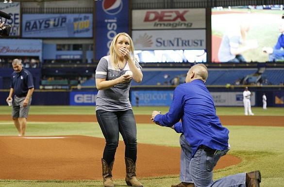 Poveste tragica cu final fericit. O tanara s-a logodit chiar cu paramedicul care i-a salvat viata dupa ce a fost injunghiata