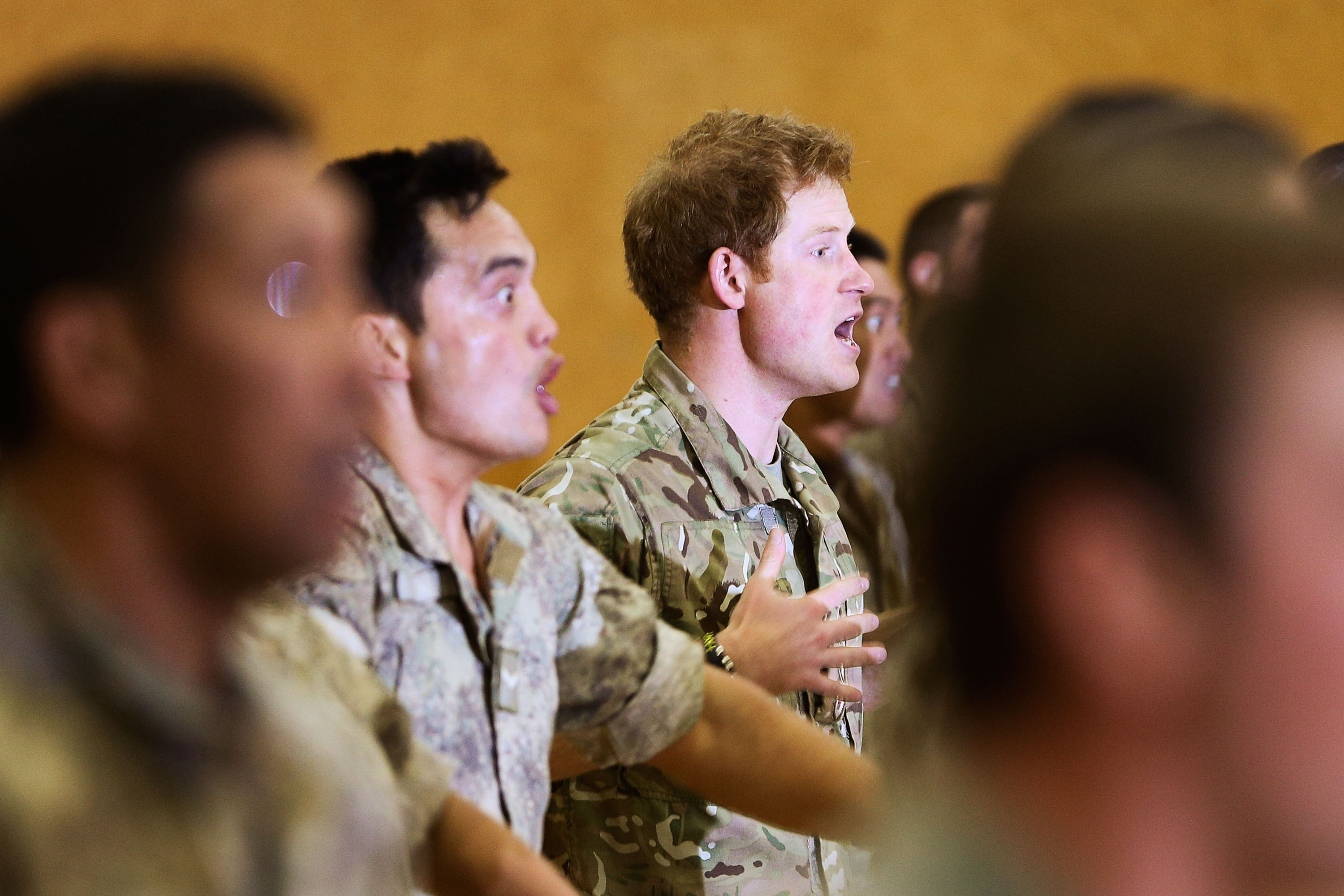 Printul Harry a facut haka alaturi de militari neozeelandezi. Cum s-a descurcat in mijlocul soldatilor. VIDEO