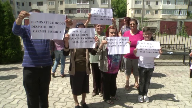 Reactia enoriasilor din Focsani, excomunicati de BOR: "Sunt crestin ortodox, de unde m-a scos preasfintitul afara?"