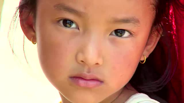 Chipurile triste ale copiilor care au pierdut intr-o zi tot ce aveau. In Nepal se sta la coada pentru o lingura de fasole