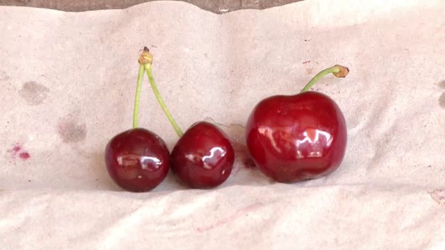 Ciresele de import, de 2 ori mai mari, dar de 3 ori mai scumpe ca cele romanesti. De ce lipsesc din piete fructele autohtone