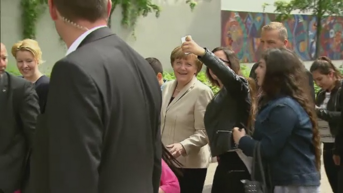 Angela Merkel, surprinsa intr-o ipostaza neobisnuita. A cantat muzica populara si a stat la selfie-uri cu liceenii